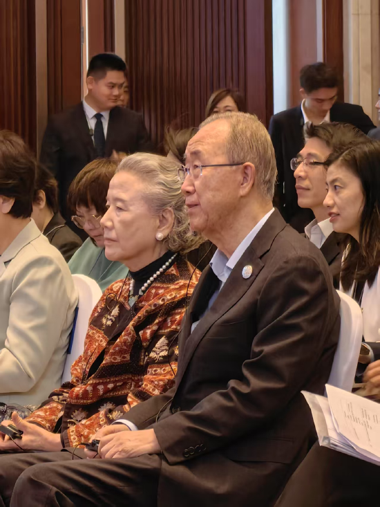 直击博鳌丨潘基文夫妇现身“健康”论坛，化身观众学习“长寿”秘诀？  第1张