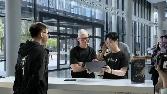 库克：苹果将持续加大在华投入！他还称是《哪吒2》忠实观众！苹果市值今年已蒸发3万亿元  第5张