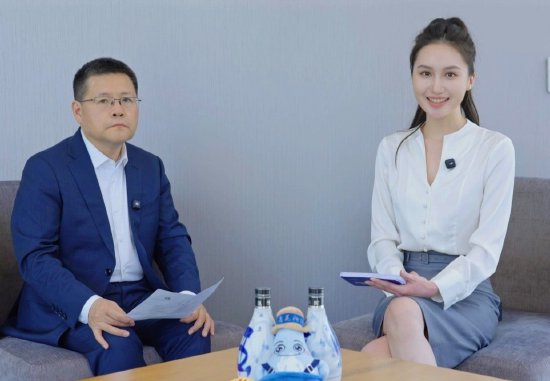 4500网约外围模特女神 秦朔：和巴菲特相比 接班人阿贝尔更关注细节  第1张