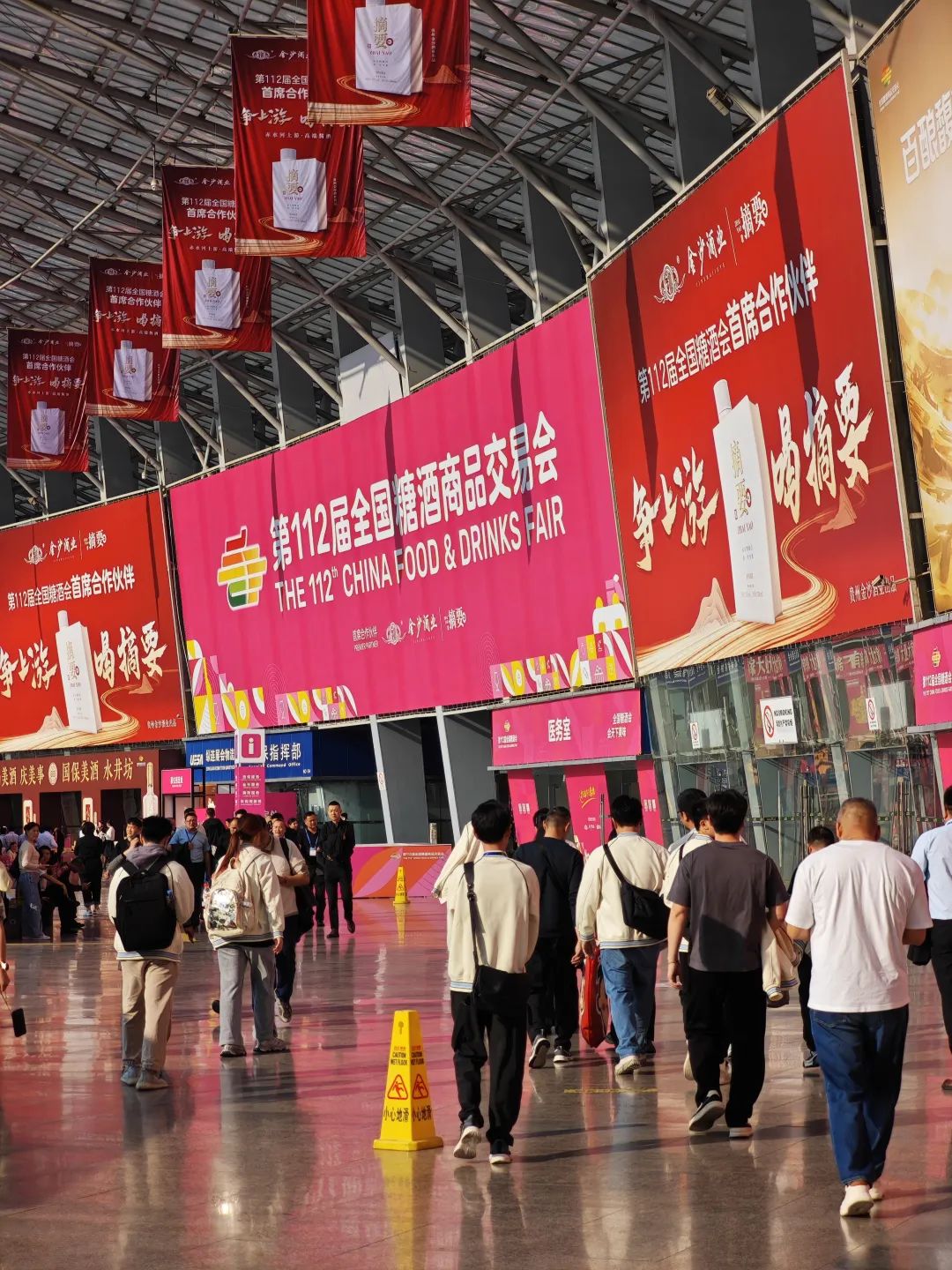 4500网约外围模特女神 今年白酒市场有点冷！酒企面临三大挑战  第1张
