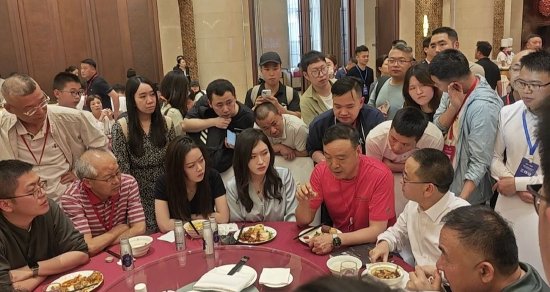 4500网约外围模特女神 茅台股东大会前夜晚宴改为自助餐，飞天茅台变蓝莓果汁  第1张